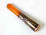 un gros plan d'un briquet posé sur une surface blanche