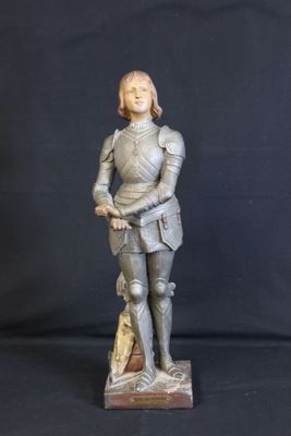 a statue of a man in a suit of armor
