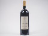 la bouteille de vin est posée sur une surface blanche