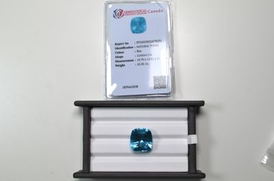 Une topaze bleue, facettée coussin, d'un poids de 32,26 cts,…