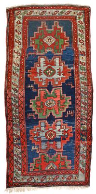 un tapis rouge, bleu et vert orné d'un motif