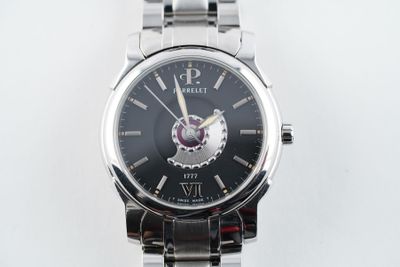 gros plan d'une montre sur une surface blanche