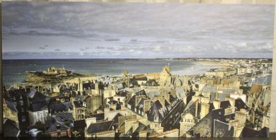 une image d'une peinture d'une ville au bord de l'eau