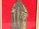 une photo encadrée représentant un homme coiffé d'un chapeau et vêtu d'une robe