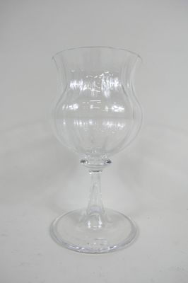 un verre posé sur une table