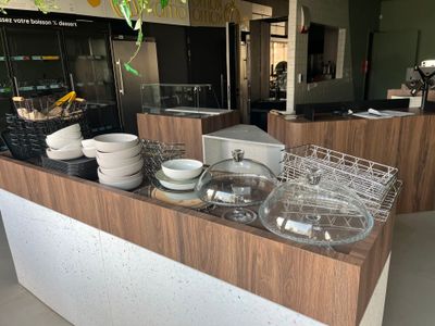 un comptoir sur lequel sont posés de nombreux plats