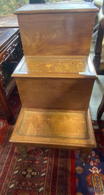 un tabouret en bois posé sur un tapis