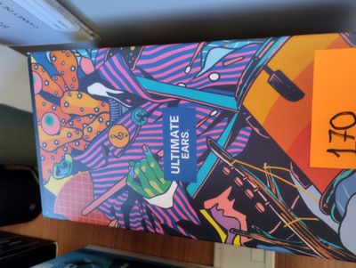 un skateboard posé sur un bureau
