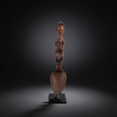 GABON Cuillère PUNU en bois dur à patine brune comportant un…