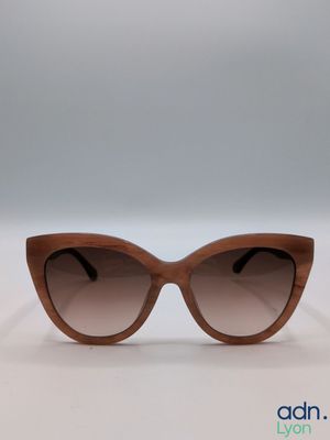 gros plan d'une paire de lunettes de soleil sur une surface blanche