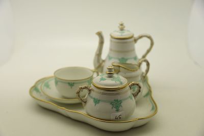 un service à thé posé sur un plateau, composé d'une tasse et d'une soucoupe