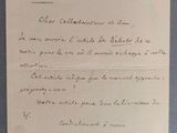 une vieille lettre écrite par un homme qui tient un bout de papier