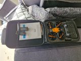 une valise contenant une télécommande et d'autres objets
