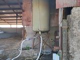 un réservoir d'eau et un tuyau devant un immeuble