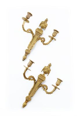 paire d'appliques murales anciennes en laiton sur fond blanc