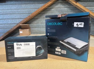 emballage d'un ordinateur portable posé sur une table, à côté d'un carton