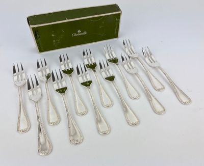 six fourchettes et une boîte de couverts posés sur un plan de travail blanc