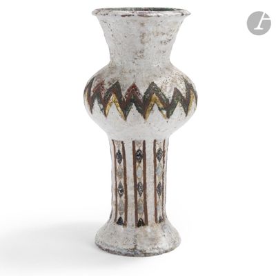 un vase blanc posé sur une surface blanche