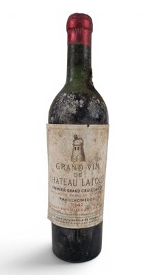une bouteille de vin posée sur une table