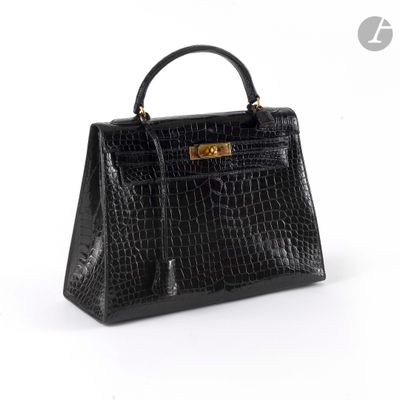 un gros plan d'un sac à main noir sur fond blanc