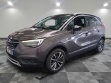 une voiture grise garée sur le sol en damier d'un garage
