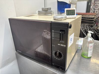 un micro-ondes posé sur un comptoir dans une cuisine