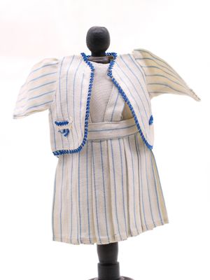 une robe et une veste sur un mannequin, devant un fond blanc