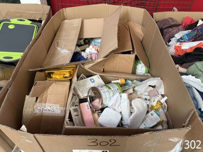 une boîte en carton remplie d'objets posés sur le sol