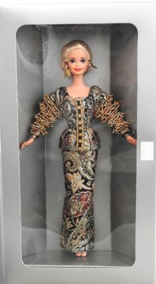 poupée Barbie dans une boîte, vêtue d'une robe à imprimé léopard et de chaussures dorées