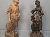deux figurines représentant une femme et un chien, posées sur une table