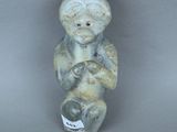 figurine représentant un garçon tenant un poisson dans un pot