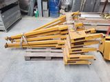 une pile de palettes posée à même le sol dans un entrepôt