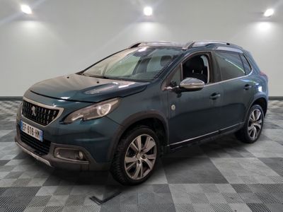 la voiture bleue est garée sur le sol en damier d'un garage