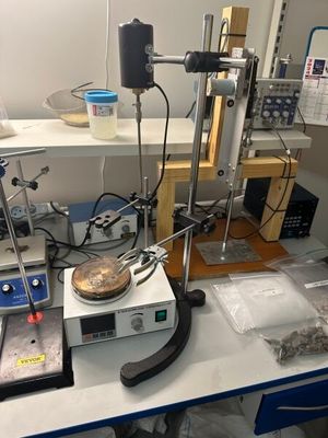 une image représentant un laboratoire rempli de matériel