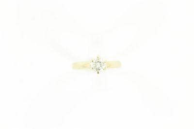une bague de fiançailles en or jaune sertie d'un seul diamant