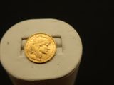 une image représentant une pièce d'or posée sur un objet blanc