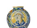un vase bleu et jaune sur lequel est représenté un homme