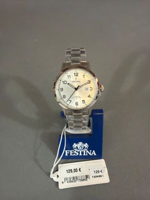 une photo d'une montre posée sur un présentoir, avec une étiquette accrochée dessus