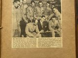 un vieux livre sur lequel figure la photo d'un groupe d'hommes