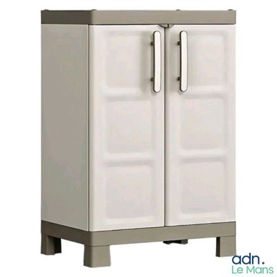 une photo d'une armoire blanche à deux portes