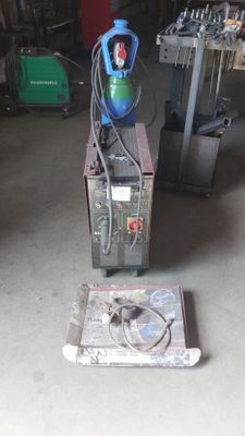 une machine posée sur le sol du garage