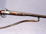 un vieux pistolet dans un étui en cuir, sur fond blanc