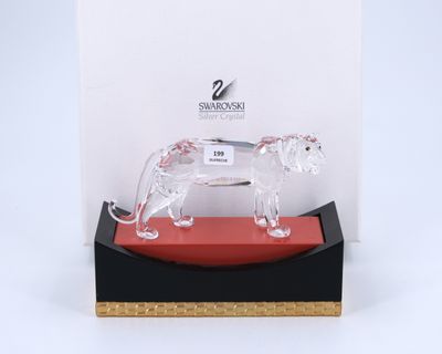 figurine en cristal représentant un chien, posée sur un socle rouge