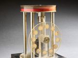 une horloge posée sur une table