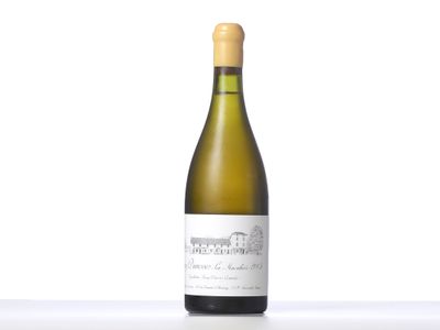 une bouteille de vin posée sur une table
