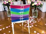 une chaise ornée d'une écharpe colorée, placée devant un vase de fleurs