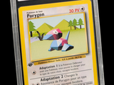 gros plan d'une carte pokemon dans un étui en plastique