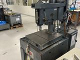une machine posée sur une table dans une pièce