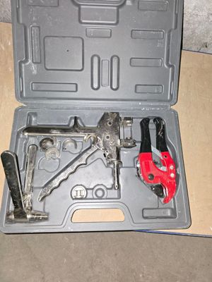 une boîte à outils contenant des outils, posée sur le sol