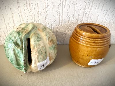 deux vases posés l'un à côté de l'autre sur une table